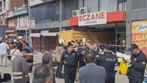 Son Dakika! Pendik'te kamyon eczaneye kaldı: Yaralılar var
