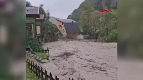 SON DAKİKA... Sakarya'da dere kenarındaki ev yıkıldı