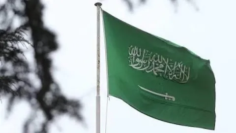 SON DAKİKA… Suudi Arabistan’ın güneyindeki havalimanlarına saldırı: 3 yaralı