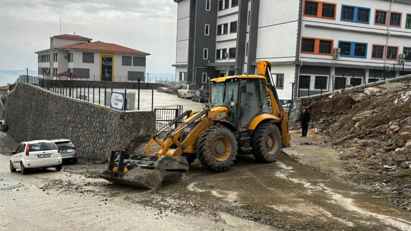 SOSYAL MEDYADAKİ OKUL ÖNÜNDEKİ ÇAMUR SORUNUNA MÜDAHALE