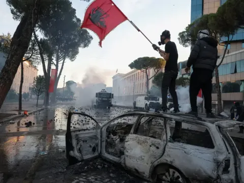 Başkent Tiran'da karakol yakıldı. Arnavutluk'ta sokaklar neden karıştı? - fotoğraf 1