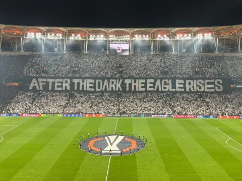 Beşiktaş tribünlerinden görsel şov - fotoğraf 1