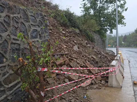 İstanbul’da sağanak sonrası toprak kayması: Tarihi su kemerinin hattı zarar gördü - fotoğraf 3
