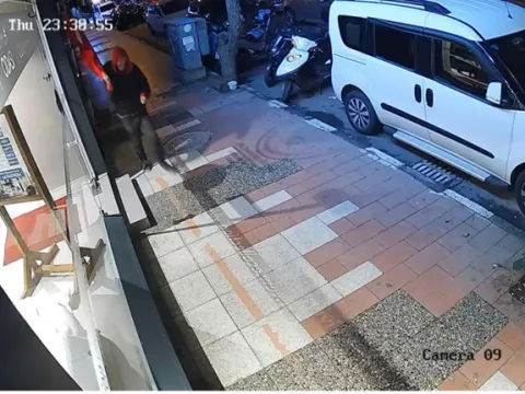 Türk bayrağına çirkin hareket: Polis, görüntülerdeki kişiyi - fotoğraf 3