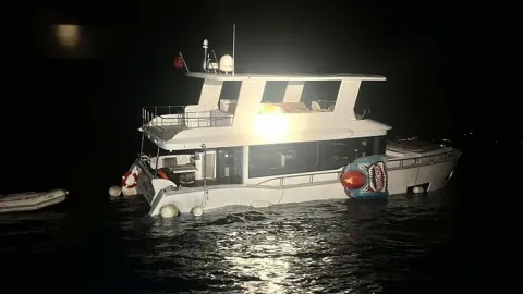 Su alan teknedeki 2 kişiyi Sahil Güvenlik kurtardı