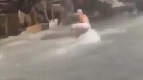Su baskınıyla mücadele eden esnaf akıntıya kapılmaktan son anda kurtuldu