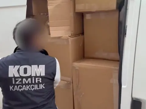 İzmir'de seyyar kaçakçılık darbesi: Minibüs dolusu makaron yakalandı - fotoğraf 4
