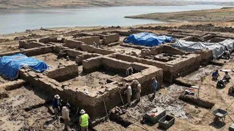 Sular çekilince 3 bin yıllık gizemli saray ortaya çıktı