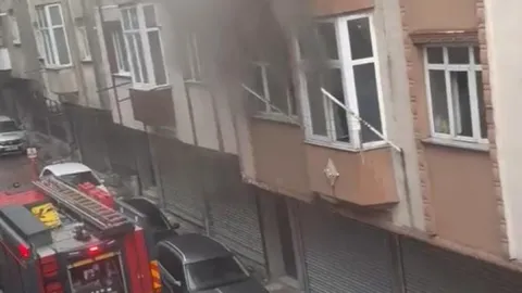 Sultangazi'de yangında mahsur kalanları itfaiye kurtardı