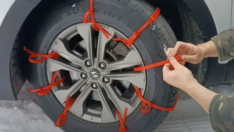Sürücüler araba lastiklerine plastik kayış takmaya başladı