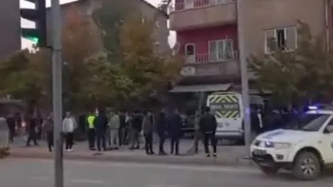 Sürücüsü kalp krizi geçiren öğrenci servisi markete daldı