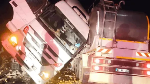 Süt tankeri patates yüklü TIR'a çarptı, kabinde sıkışan şoför can verdi!