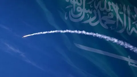 Suudi Arabistan duyurdu: Mekke ve Medine'de füze alarmı!