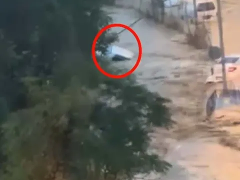 Selde kaybolan vatandaşın aracının görüntüleri ortaya çıktı: Sel suları böyle sürüklemiş - fotoğraf 3