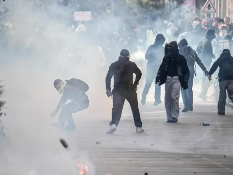 Fransa'da protestolar alevlendi, sokaklar savaş alanına döndü - fotoğraf 1