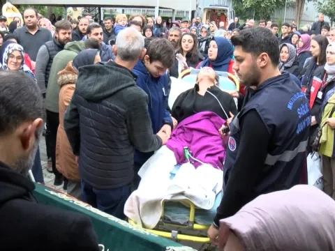 Yoğun bakımdan sedyeyle çıkan anne, 5 yaşındaki kızının tabutu başında gözyaşlarına boğuldu - fotoğraf 2