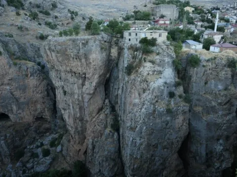 Yürekleri ağza getiren ev Diyarbakır'da ilgi odağı oldu: Kanyonun ortasında yaşıyorlar - fotoğraf 5