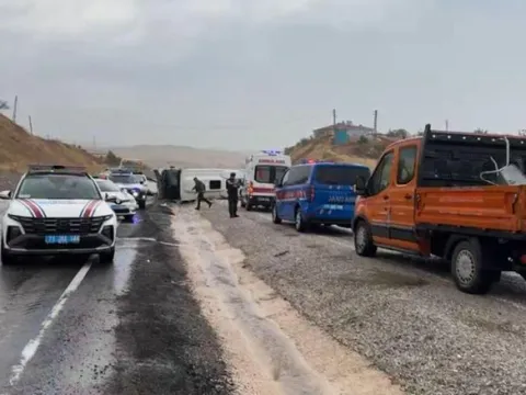 İşçi servisi devrildi: 14 yaralı - fotoğraf 1
