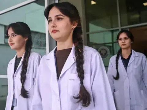 İbn-i Sina'nın torunları Türkiye'de doktor oluyor: Özbek üçüzlerin tıp yolculuğu Gülhane'de devam ediyor - fotoğraf 3