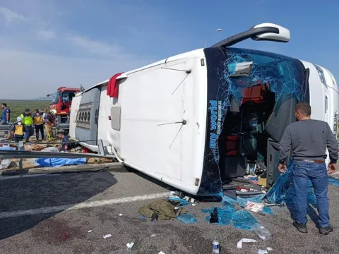 Manisa’da katliam gibi kaza! TIR ile otobüs çarpıştı: 11 ölü, 27 yaralı - fotoğraf 3