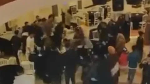 Takı töreni bir anda karıştı: Tekme, yumruk ve sandalyeler havada uçuştu