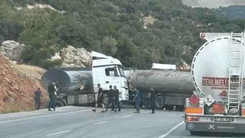Tankerler çarpıştı; tonlarca akaryakıt yola saçıldı