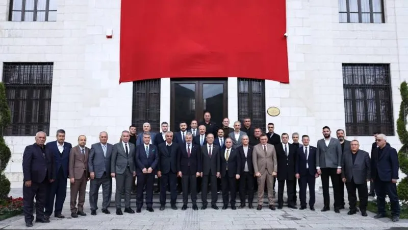 TARİHİ BİNA ÖNÜNDE ANTAKYA HATIRASI FOTOĞRAFI 
