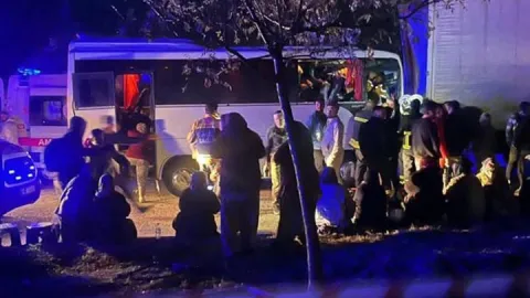Tarım işçilerini taşıyan midibüs, TIR'a çarptı: 17 yaralı