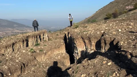 Tarlanın ortasında bir anda devasa yarıklar ortaya çıktı!