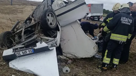 Tarlaya devrilen araç bu hale geldi: 1 ölü, 3 yaralı