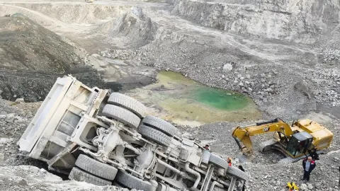 Taş ocağında kamyon devrildi: Sıkışan şoför yaralandı