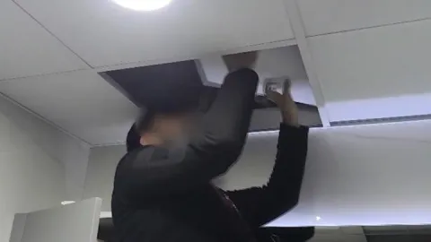 Tavan arasından balya balya para çıktı! İstanbul merkezli 3 ilde FETÖ operasyonu: 10 gözaltı