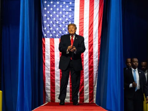 Donald Trump'ın korumaları alarma geçti: ABD Başkanı konuşurken tansiyon yükseldi - fotoğraf 3