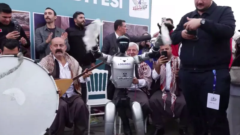 Teknofest'te renkli görüntüler. İnsansı robot halay çekti