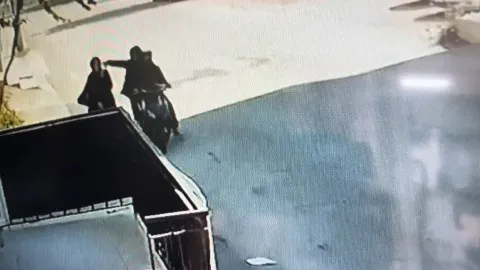 Telefonla konuşurken kapkaça uğradı: 48 saatte yakalandılar