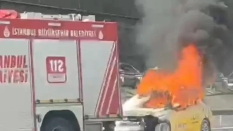 TEM’de korku dolu anlar! Seyir halindeki taksi bir anda alev aldı