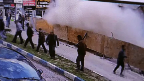 Temel kazısı felaketle bitti: Yandaki lokanta çöktü!