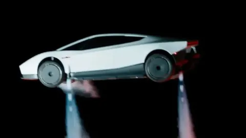 Tepenizden otomobil geçerse şaşırmayın: Uçan Tesla tanıtıldı