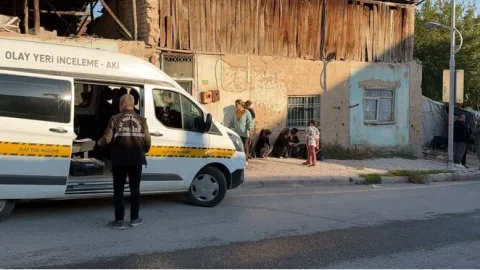 Terk eden kadının evine girip onu ve annesini bıçakladı