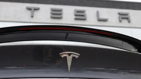 Tesla, uçan otomobil olduğunu iddia ettiği aracını tanıttı