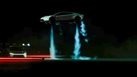 Tesla'nın yeni otomobili 'uçuyor'