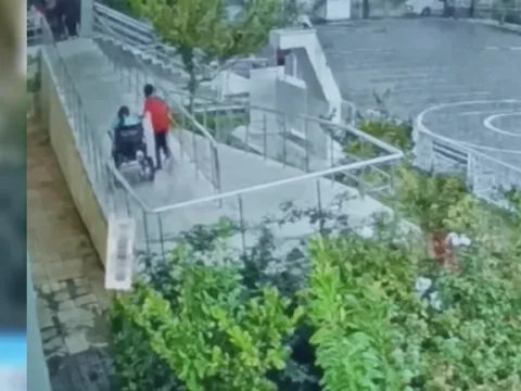 Adıyaman'da yüreklere dokunan görüntü: Aniden yağmur bastırınca engelli arkadaşının yardımına koştu - fotoğraf 3