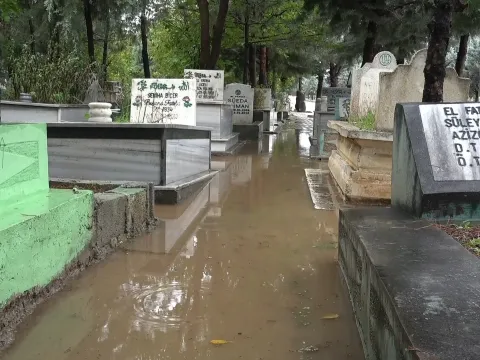 Diyarbakır’da sağanak yağış sonrası kabirler sular altında kaldı - fotoğraf 1