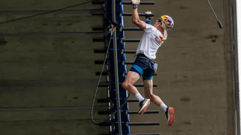 Thomas Van Tonder, 280 metrelik monkey bar parkurunu geçti