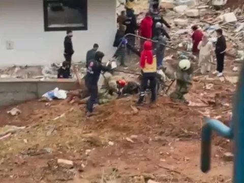 13 yaşındaki çocuk ve annesi çamura saplandı: Ekipler seferber oldu - fotoğraf 1