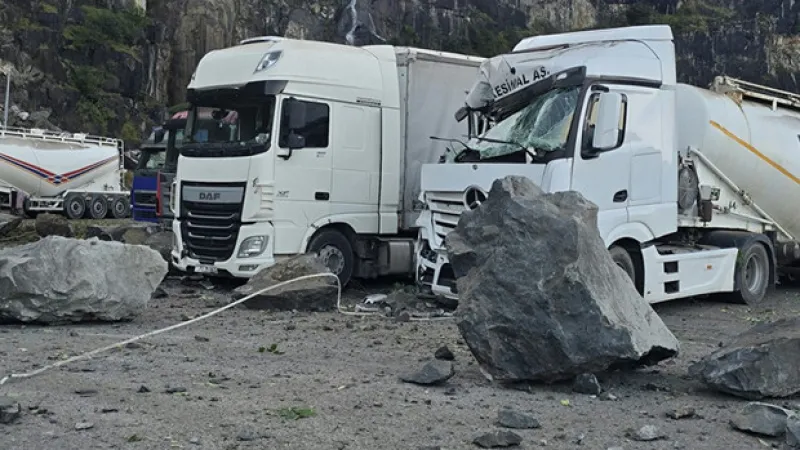 TIR parkında facia: Yamaçtan kopan kayalar araçların üzerine düştü