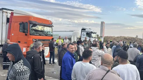 Tır şoförleri sınır kapısını geçişlere kapattı