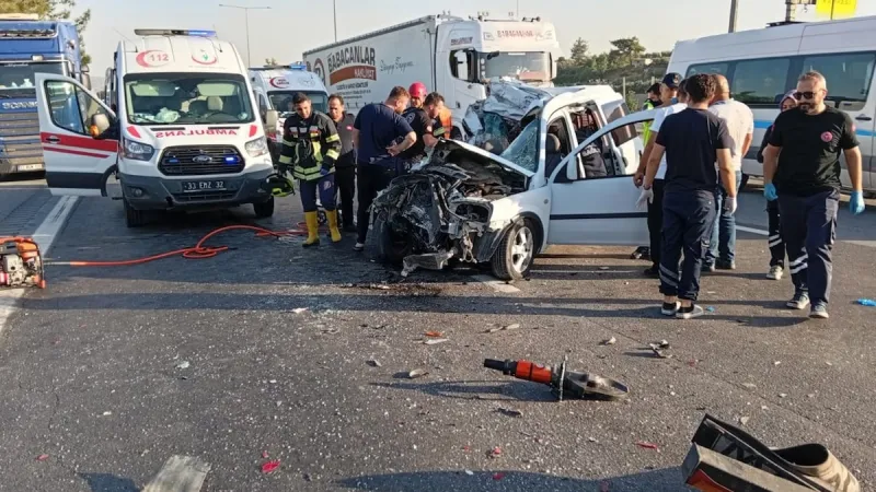 TIR'a arkadan çarpan hafif ticari araçta 2 kişi hayatını kaybetti