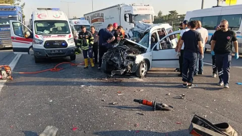TIR'a arkadan çarpan hafif ticari araçta 2 kişi hayatını kaybetti
