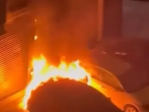 Kadıköy’de akılalmaz yangın! Aydınlatma direği araçları yaktı - fotoğraf 3